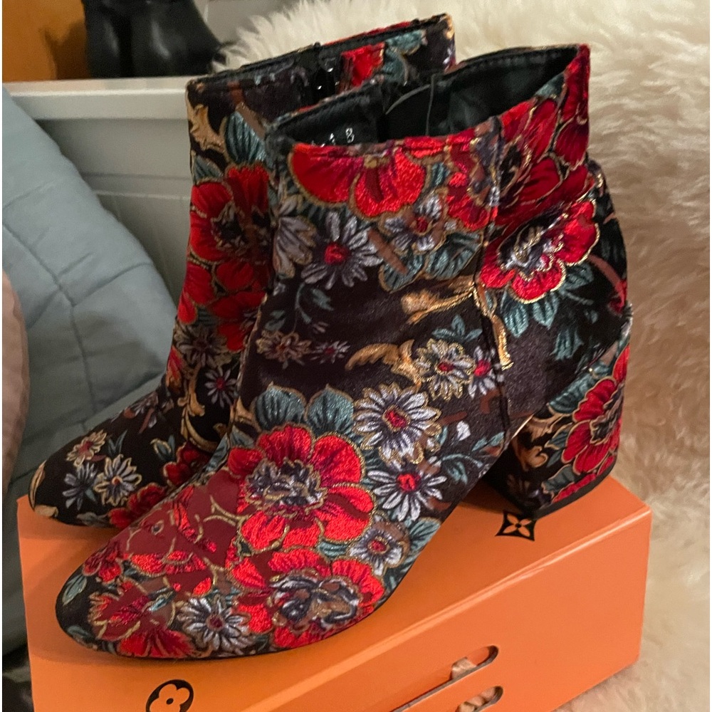 Red Kiss booties